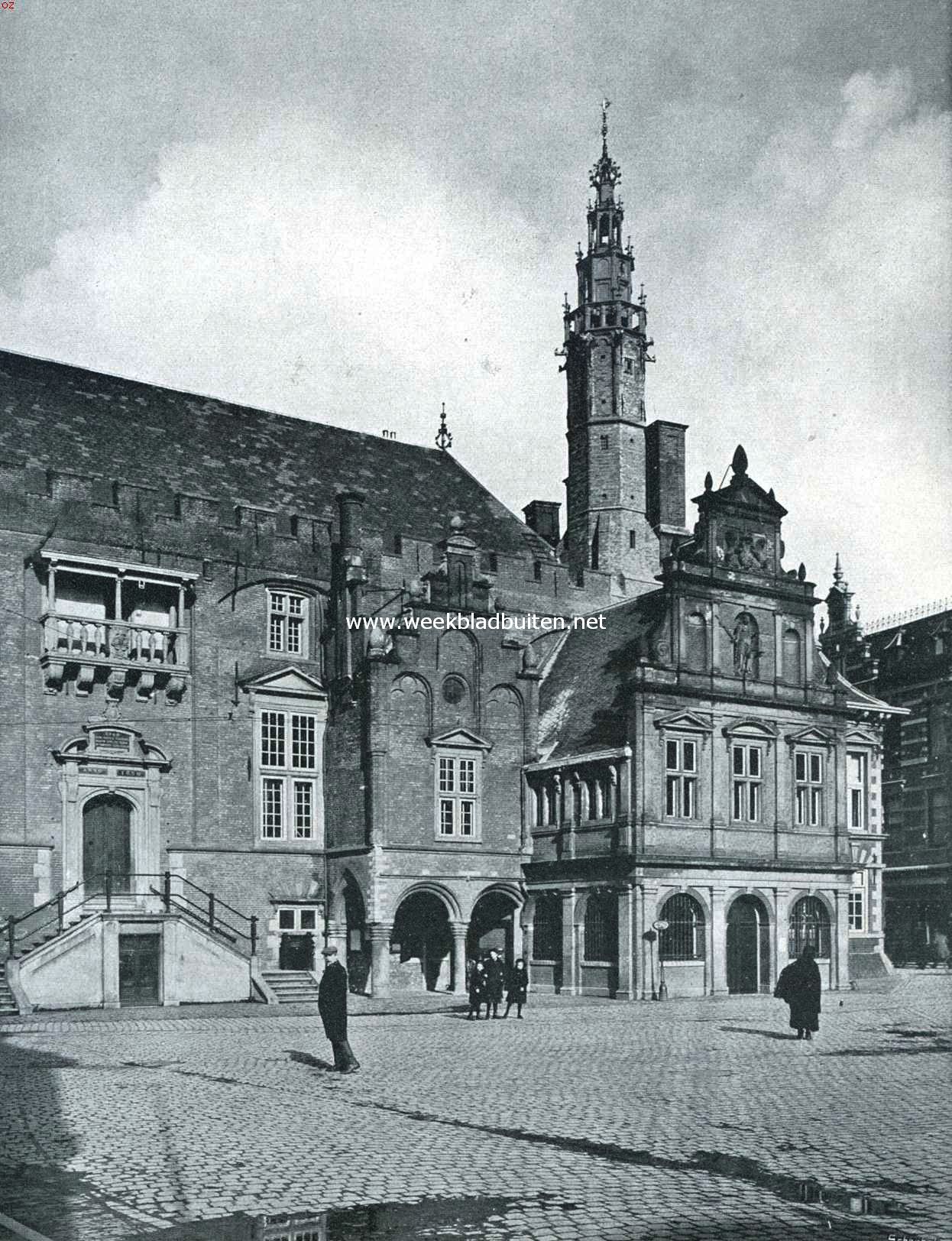 Het Stadhuis te Haarlem. Het noordoostelijk gedeelte van het Stadhuis te Haarlem met de Middeleeuwsche aanbouwen, waarvan de grootste in 1633 van een nieuwen voorgevel is voorzien, en den Stadhuistoren, die, in 1772 afgebroken, in 1914-'15 is herbouwd