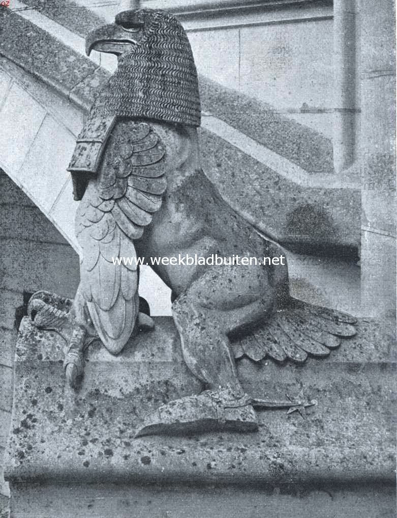 Het kasteel van Pierrefonds. Fabeldier op de borstwering van de trap aan het binnenwerk van het kasteel van Pierrefonds