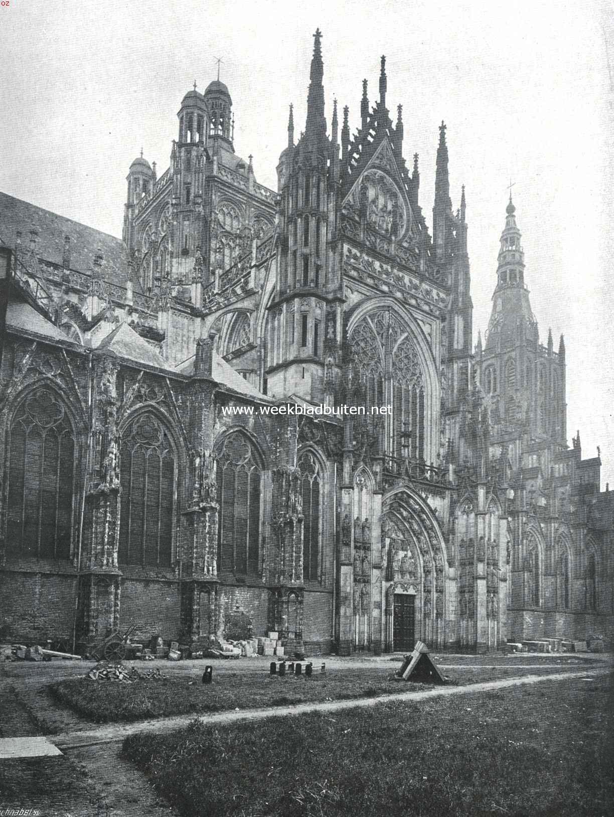 De St. Jans Kathedraal te 's Hertogenbosch. Gezicht op koepel, noordendwarsbeuk en toren