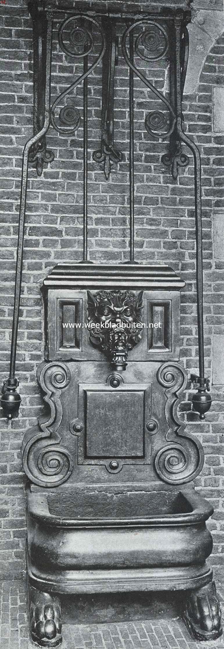 Het Museum Plantijn te Antwerpen. De pomp op de binnenplaats