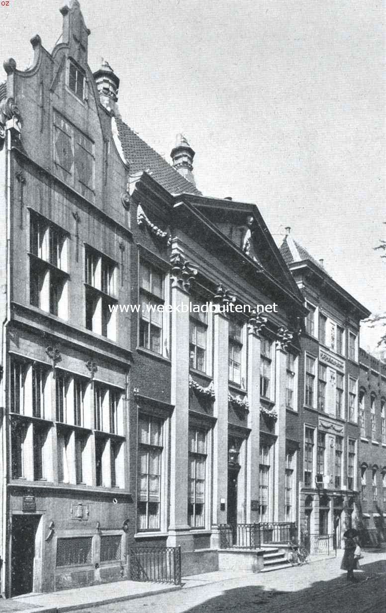 Dordrecht. Merkwaardige gevels aan de Wijnstraat. Links Beverenburgh (1556), rechts de Onbeschaamde (ongeveer 1660)
