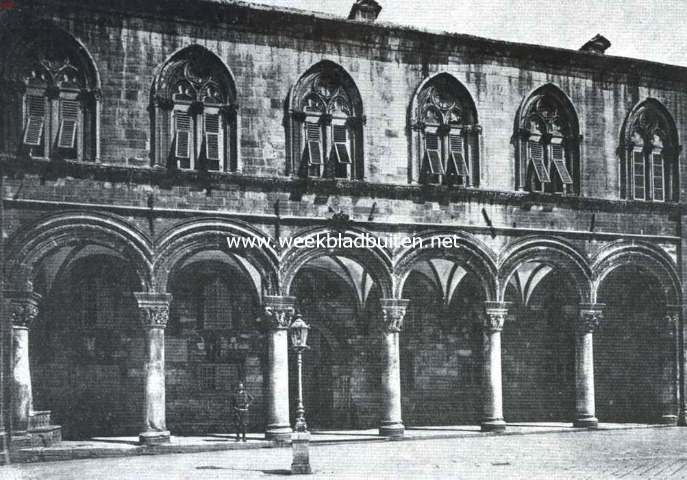 Het Rectoren-paleis te Ragusa. Voorgevel
