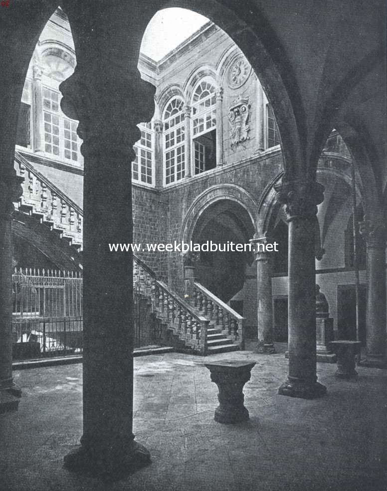 Het Rectoren-paleis te Ragusa. Binnenplaats