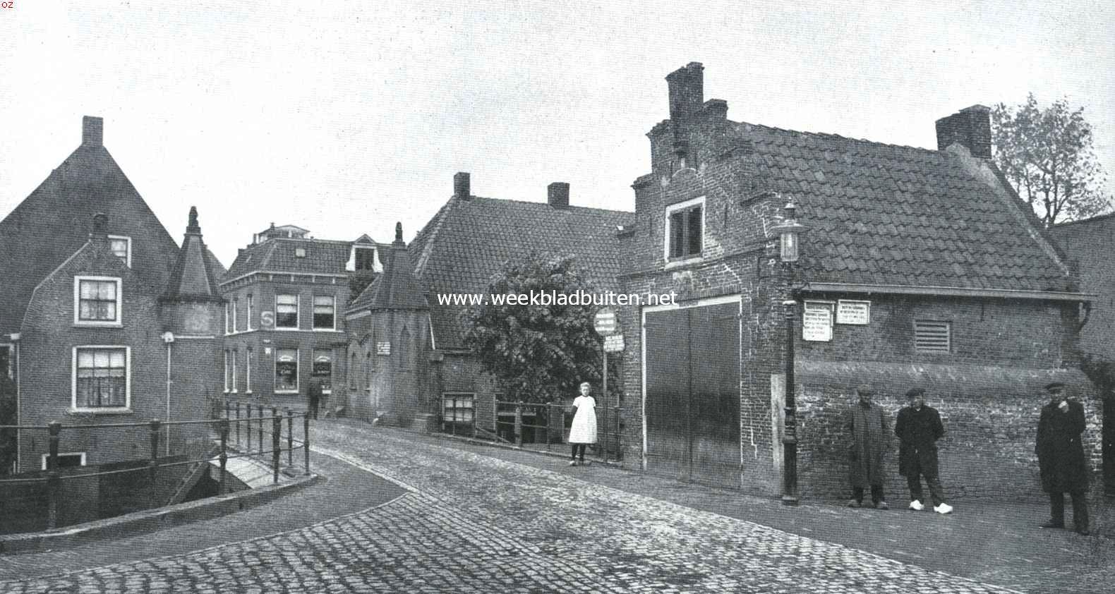 Ijselstein. De overblijfselen van de Ijselpoort. Rechts een huisje van 1622, thans bergplaats der brandspuit