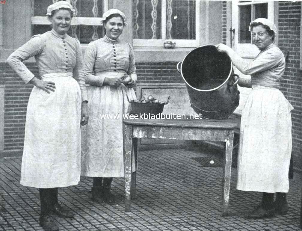 Iets over Amsterdamsche weezen. Ned. Herv. Diaconieweeshuis. Werkkleeding voor de keuken