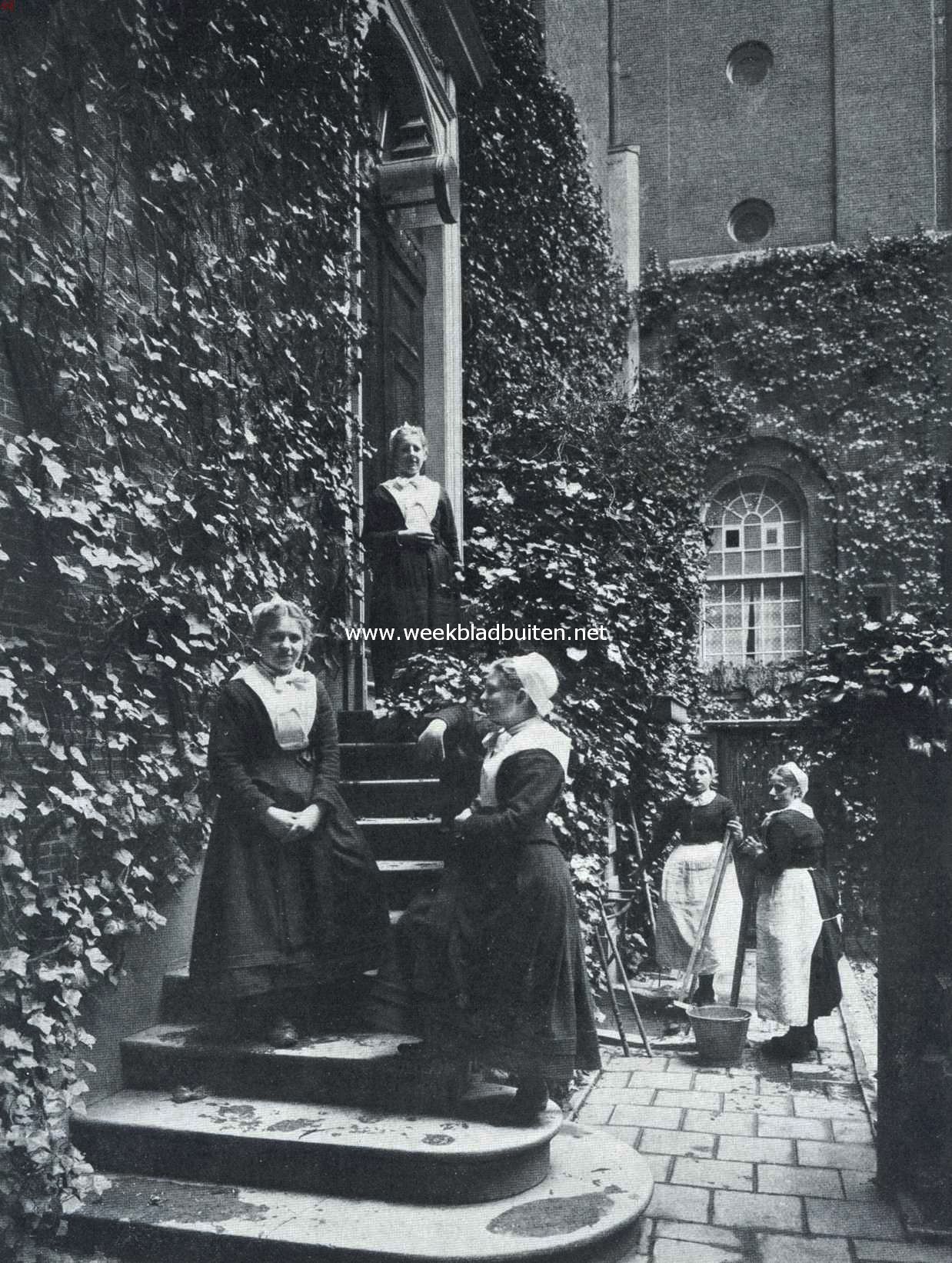 Iets over Amsterdamsche weezen. Drie meisjes van het R.K. Maagdenhuis in haar gewone huis of uitgaanskleeding. Rechts twee meisjes in werkkleeding