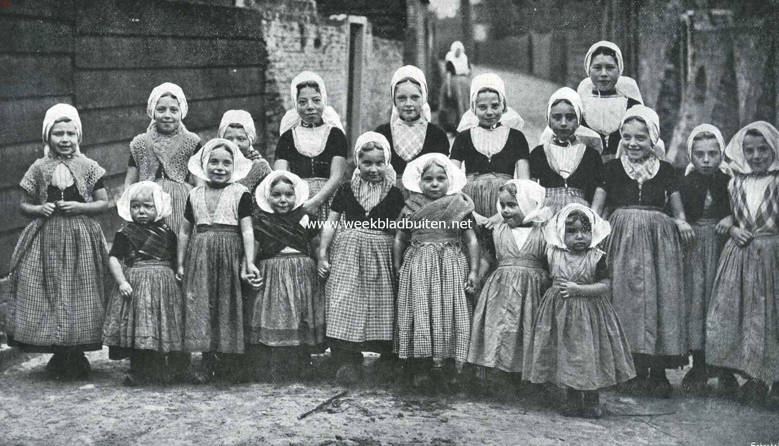 Walcheren. Groepje kinderen in de gewone Walchersche en in de Arnemuidensche kleederdracht. De meisjes met breede muts op de voorste rij, behalve het middelste, komen uit Arnemuiden