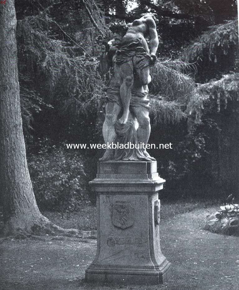 Het Huis Gunterstein. Beeld in het park, voorstellende de roof van Persephone door Pluto