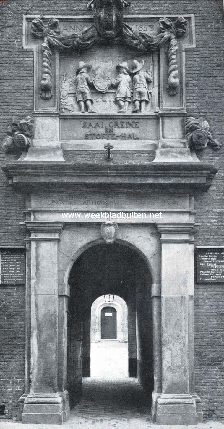 Het Prinsenhof te Delft. De poort welks opschrift herinnert aan de bestemming tot Latijnsche school in 1775. Daarboven de fraaie steen van 1658, herinnerend aan de bestemming van een gedeelte van het Prinsenhof  tot Saaihal