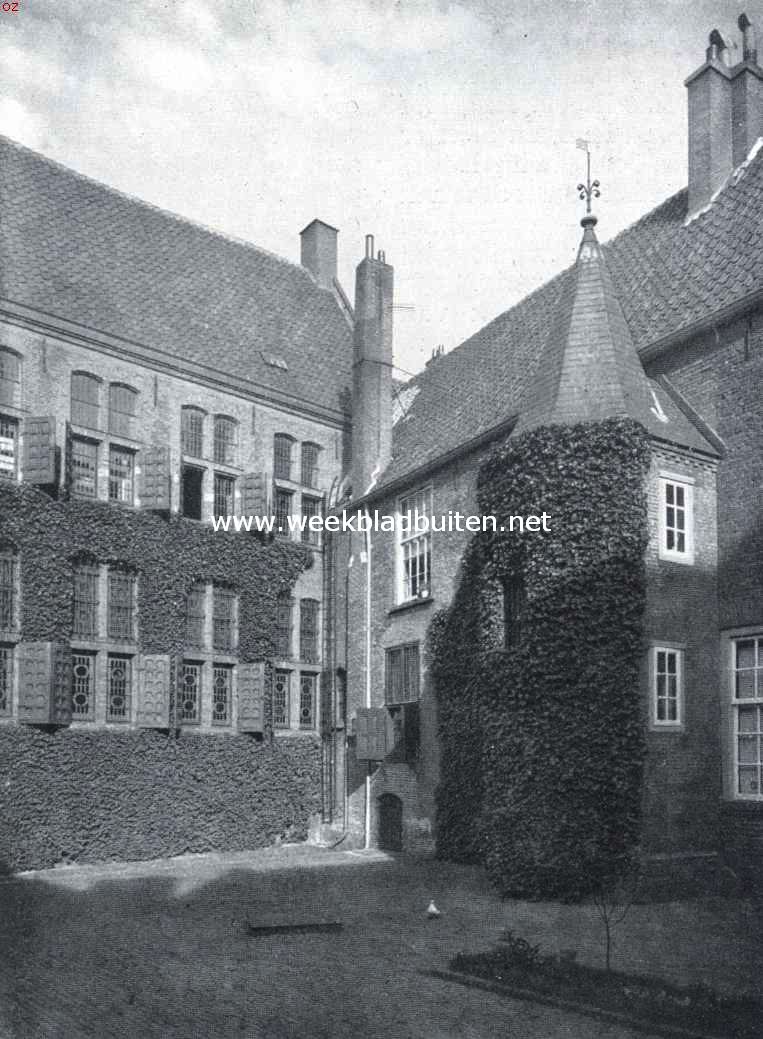 Het Prinsenhof te Delft. Hoek van den tweeden Binnenhof met historische zaal