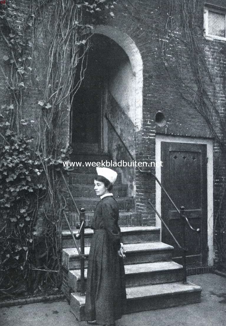 De kleeding der Amsterdamsche weezen. Meisje in het kostuum van het Walen-weeshuis