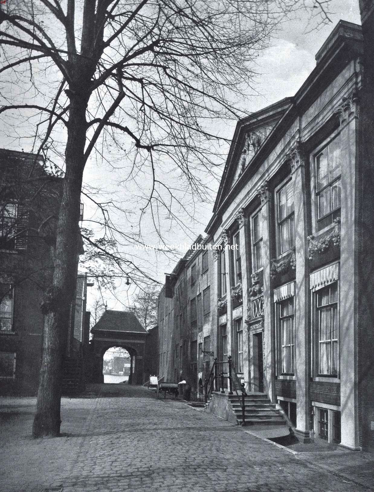 Dordrecht's stadspoorten. Bij het Catherijnepoortje. Rechts het huis Bever-schaep