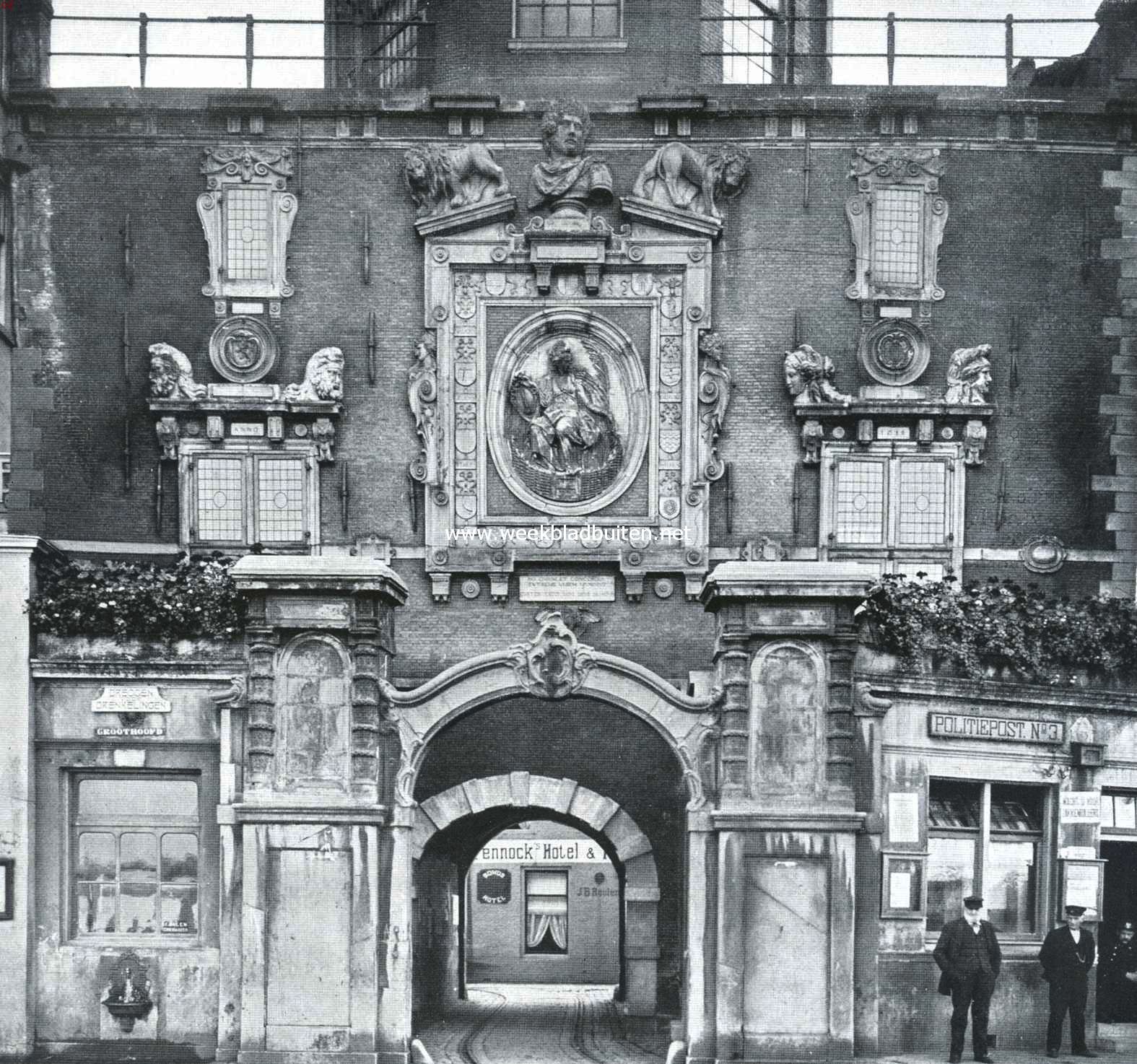 Dordrecht's stadspoorten. De gevel van de Groothoofdspoort, rivierzijde, met het voorpoortje