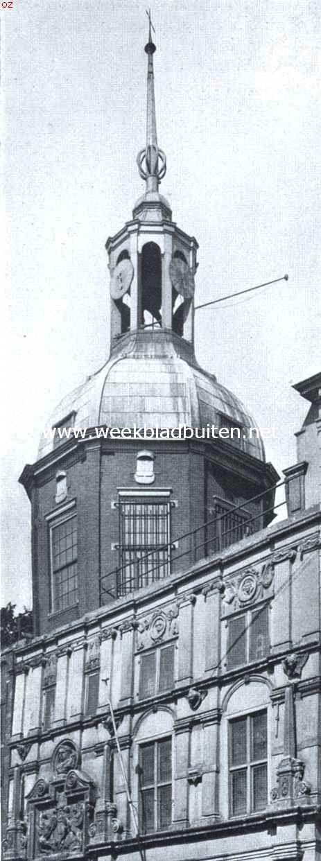 Dordrecht's stadspoorten. De Groothoofdspoort. Het bovengedeelte van den gevel aan de binnenzijde met den toren