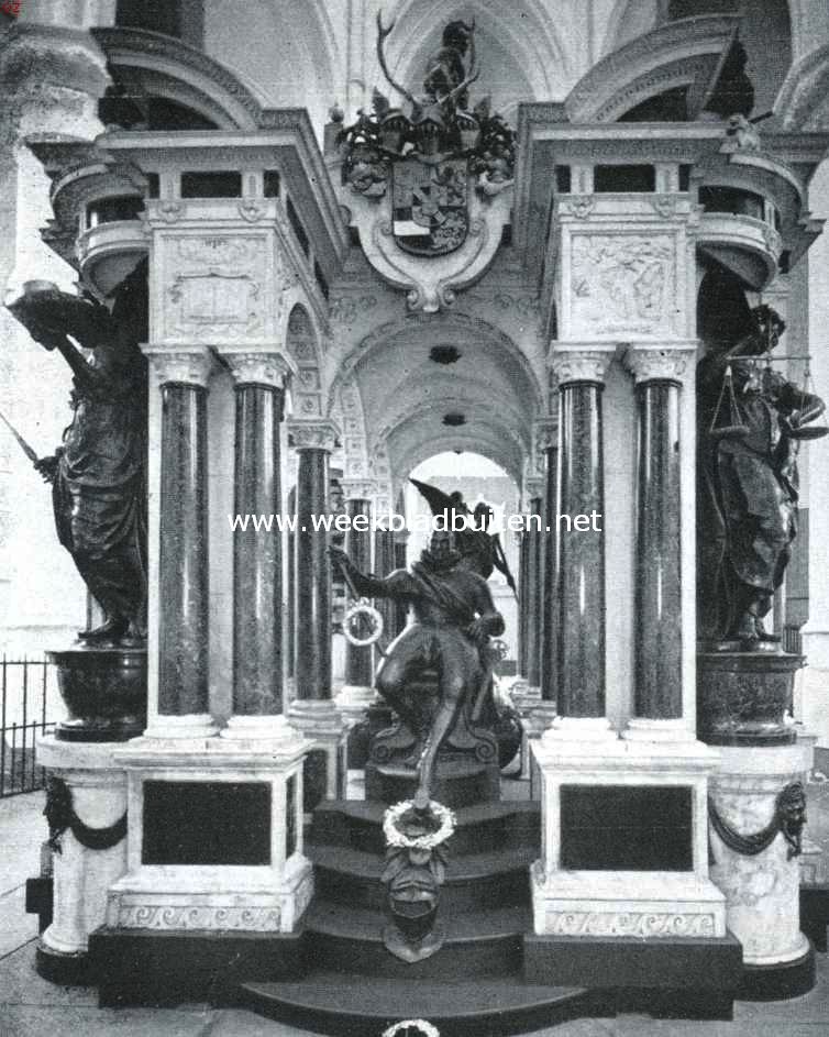 De Nieuwekerk te Delft. Het praalgraf van prins Willem I. Het metalen zittende beeld van den Prins, met ter weerszijden de Vrijheid en de Gerechtigheid. De Faam is achter den linkerschouder van het beeld duidelijk zichtbaar