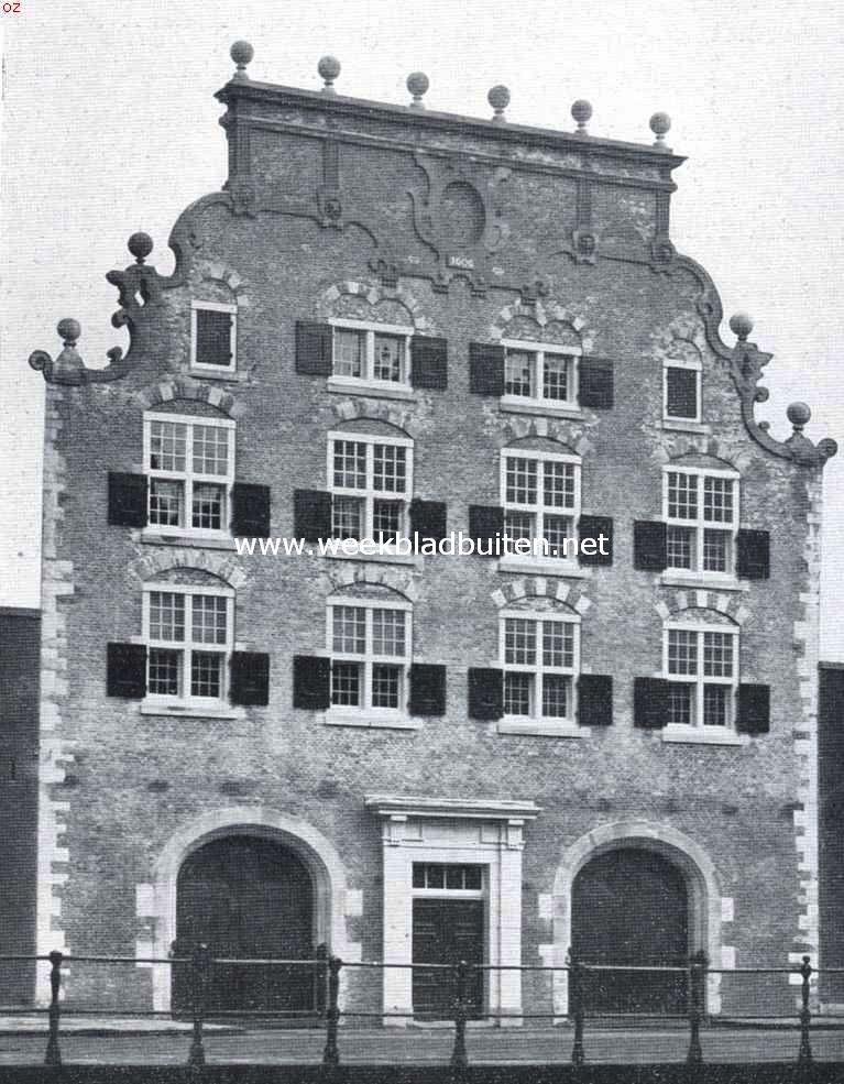 De gerestaureerde gevel van het voormalig arsenaal aan het Singel te Amsterdam.  Het vuil-geel bepleisterde gebouw, dat nog slechts in zijn top iets van de oude sierlijkheid vertoonde, is thans weer een lust der oogen geworden