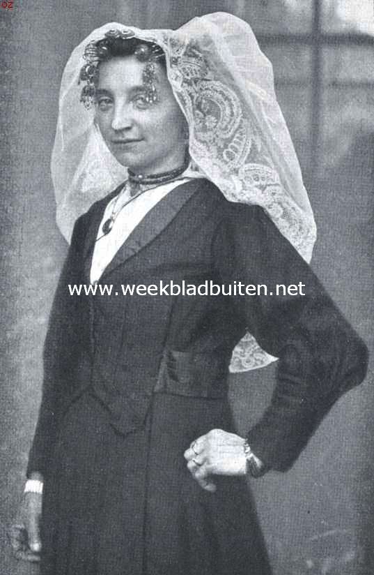 Een vergeten eiland. Vrouw met de Thoolsche staartmuts. Van voren gezien