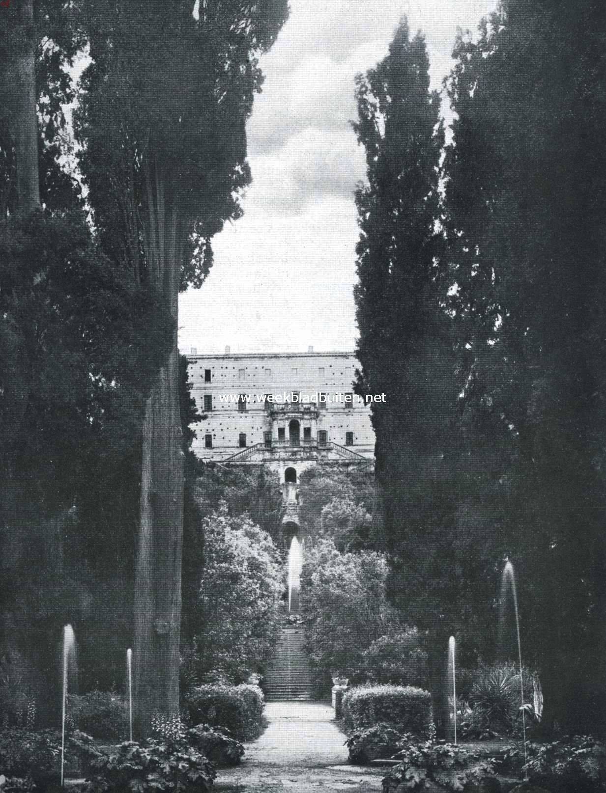 Gezicht door de cypressenlaan op de Villa d' Este