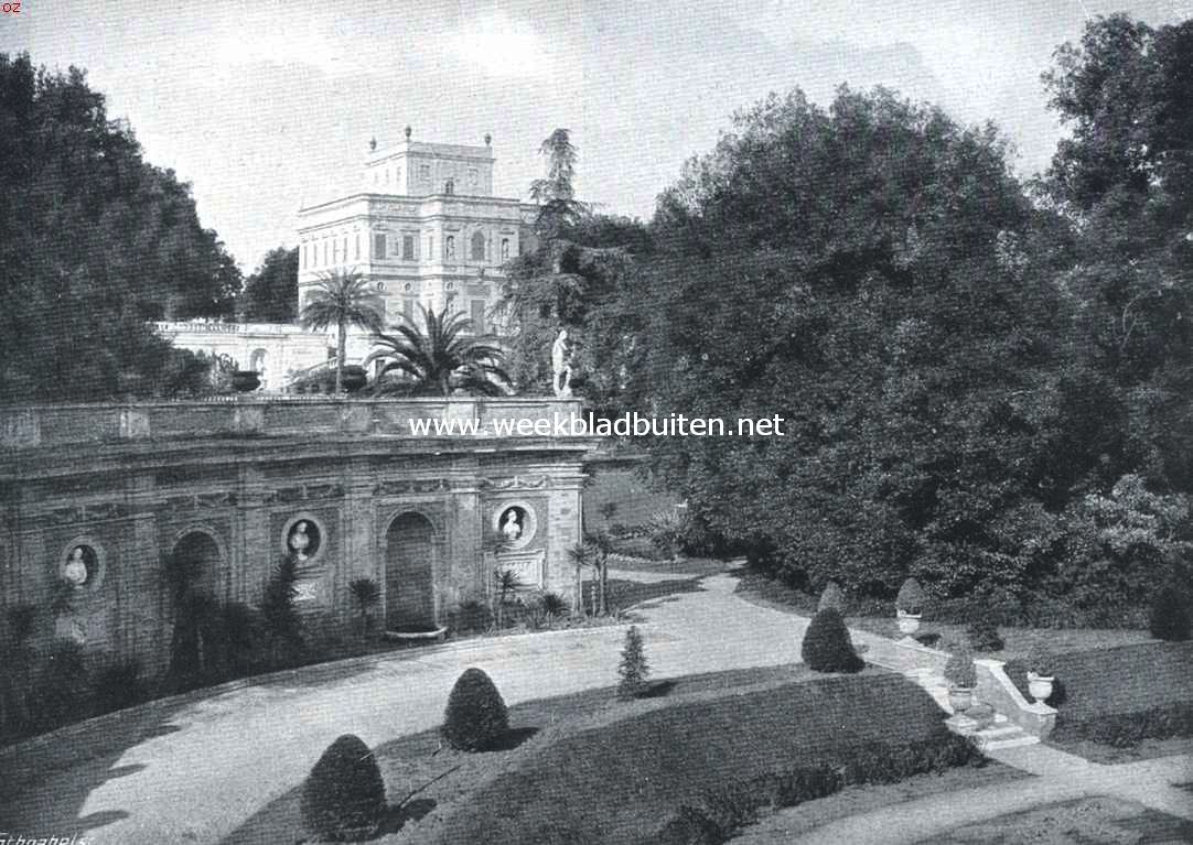 Gezicht uit het park op een zijvleugel van de Villa d' Este