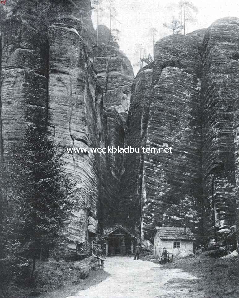 Rotsen en volksverbeelding. De Adersbacher rotsen in het Reuzengebergte. De ingang van de voorstad met stadsmuren en domkoepel