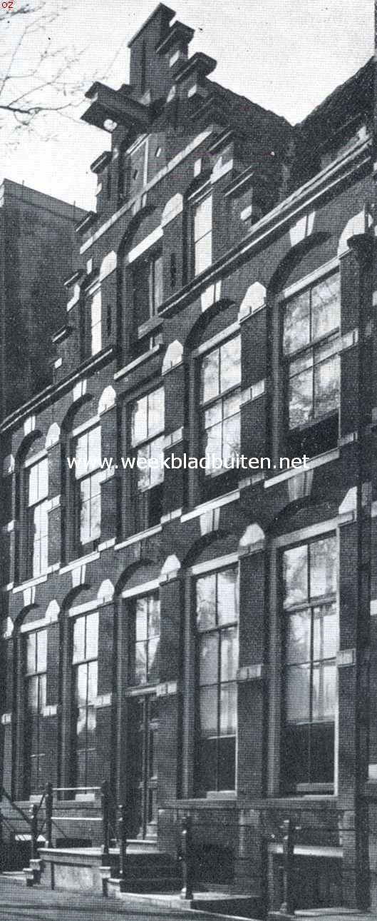 De van omstreeks 1640 dagteekenende gevel aan de Heerengracht bij de Huidenstr. Van de gebouwen, waarin tot april 1920 het weeshuis 