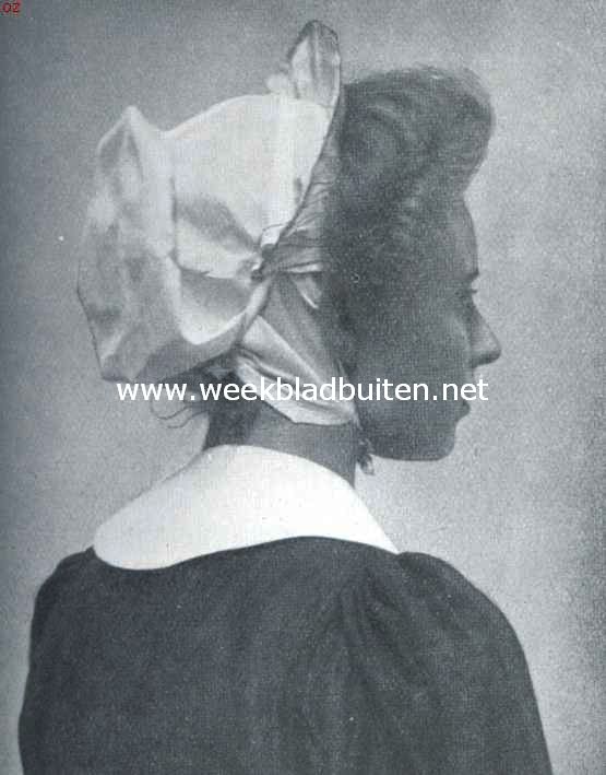 Meisje met het in 1919 afgeschafte mutsje van het weeshuis 