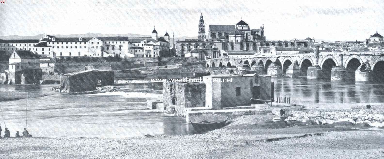 Crdoba. Gezicht op Crdoba. Rechts de oude Moorsche brug over de Guadalquivir; in de rivier runes van oude Moorsche watermolens. Het gebouwencomplex tegenover de brug is de moskee, waarvan de ommuring duidelijk te onderscheiden is; het massief dat uit deze ommuring opstijgt, is het renaissance koor. De hooge toren, in half Moorschen, half Christelijken stijl (Mudejar-stijl) is de ingang tot de Moskee (poort der genade)