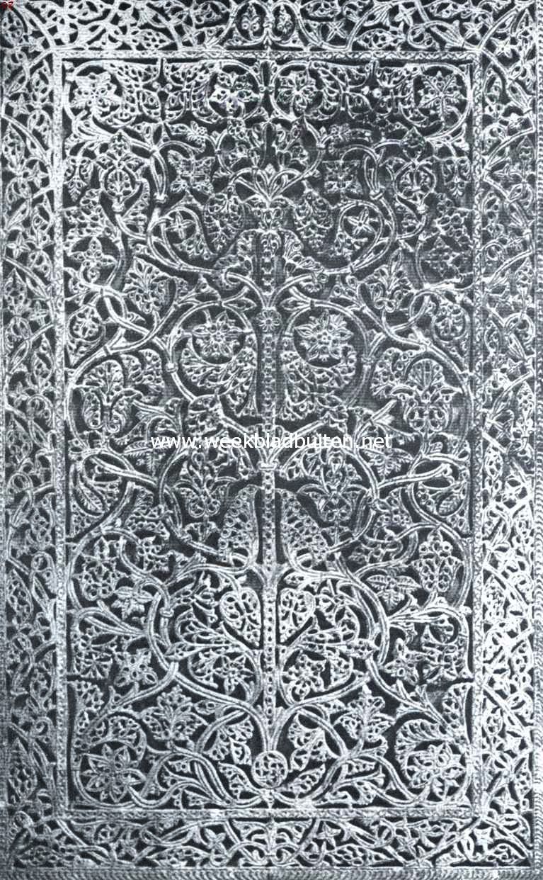Crdoba. Fragment van de groote marmerplaten van eenige vierkante meters, geheel a jour uitgebeiteld, aan weerskanten van de groote gebedsnissen in de moskee