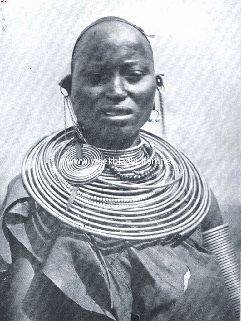 Massai-vrouw, zwaar belast met sieraden van ijzerdraad, waarvoor voornamelijk telegraafdraad gebruikt wordt