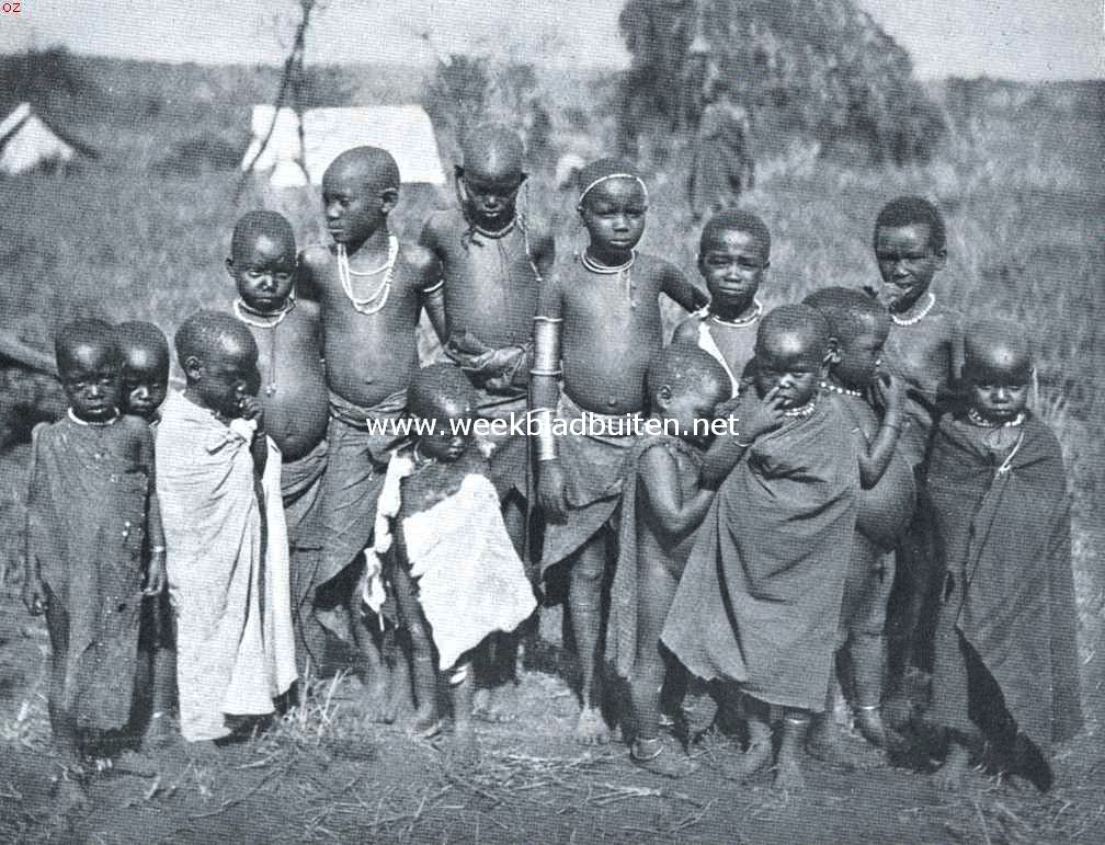 Met parelsnoeren getooide kinderen uit de omgeving van het Victoria Nyanza-Meer