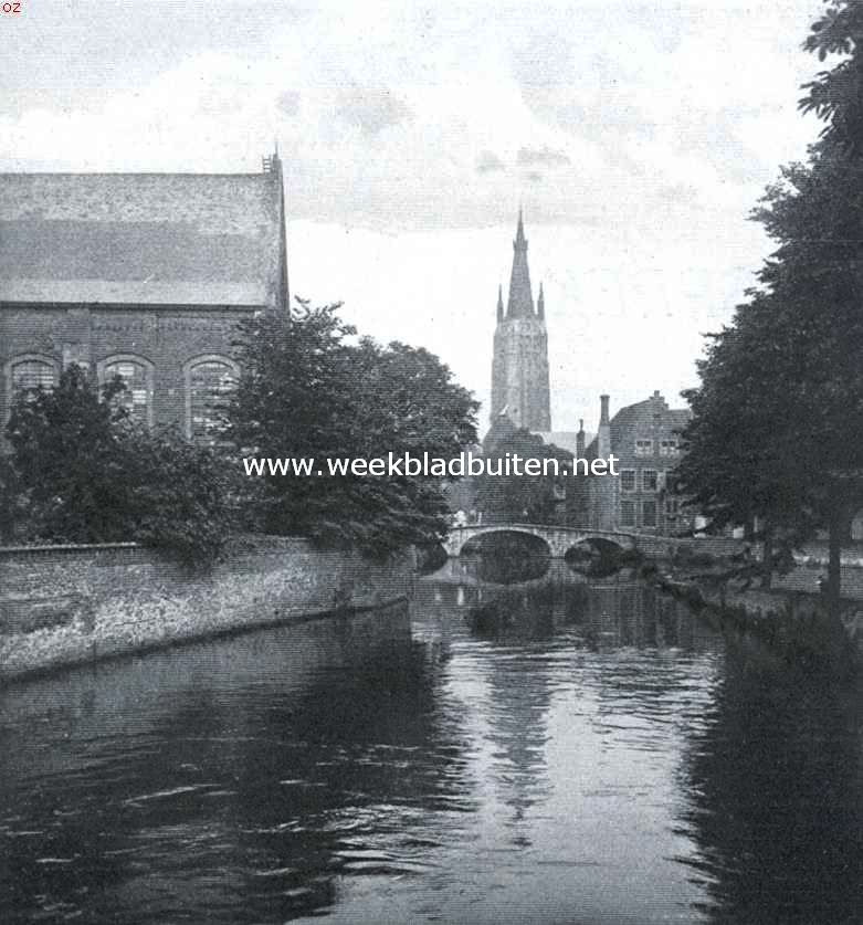 Bij het Begijnhof te Brugge. Op den achtergrond de toren der O.-L. Vrouwekerk