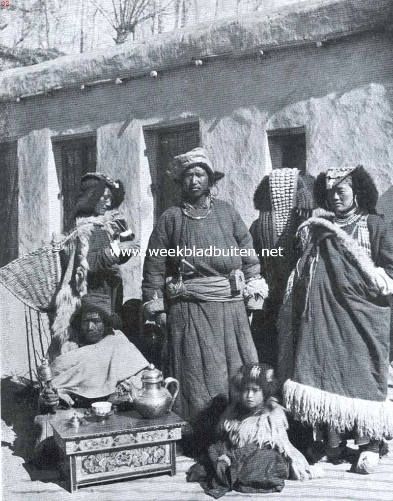 In het Himalaya-Gebergte. Bewoners van Ladak voor hun huis