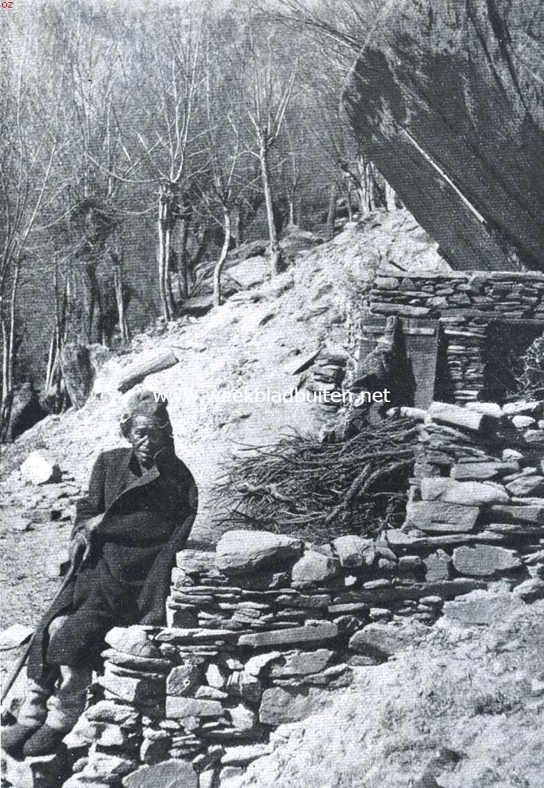 Een melaatsche voor zijn hut in het Himalaya-Gebergte