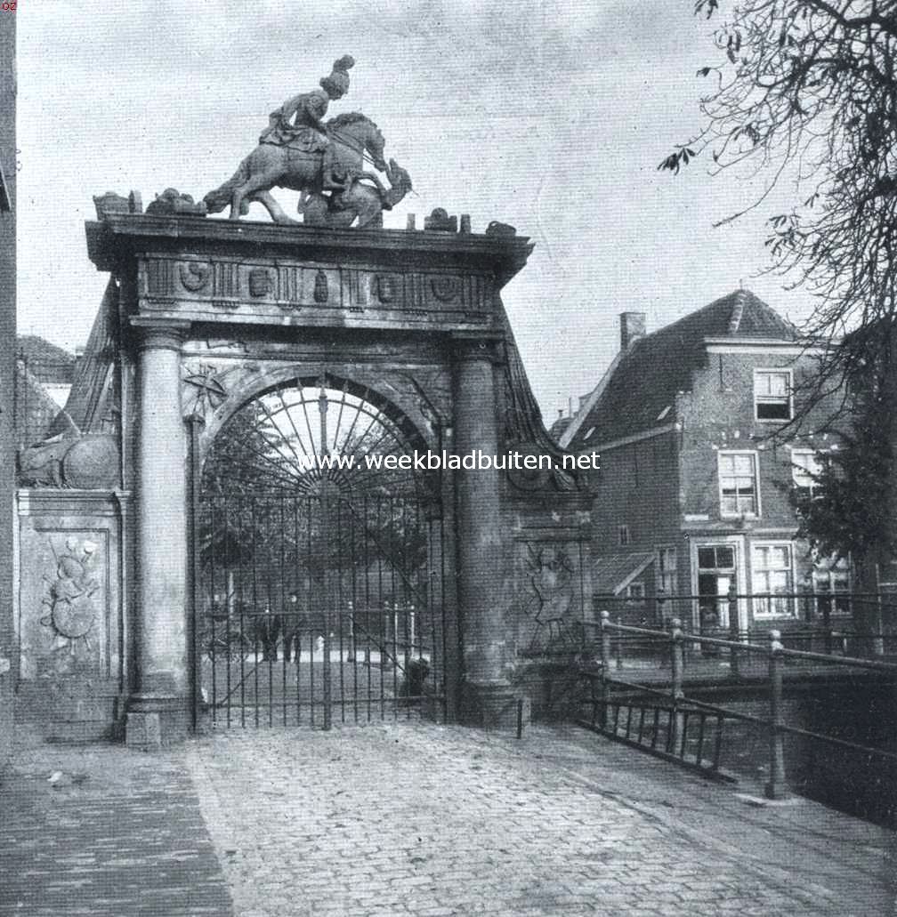 De behouden gebleven poort van 1645 van den St. Jorisdoelen te Leiden