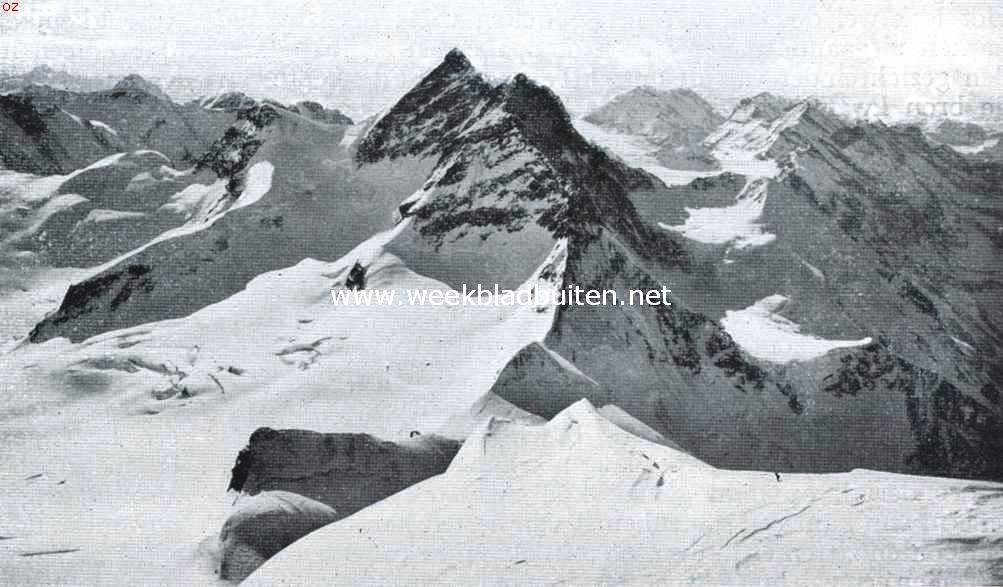 De hoogste bergspoorwegen. De Jungfrau (4167 M.), van den top van den Mnch af gezien. Beneden in 't midden de vlakke sneeuwzadel van het Jungfraujoch. Links van den hoogsten top de plaats van het spoorwegstation