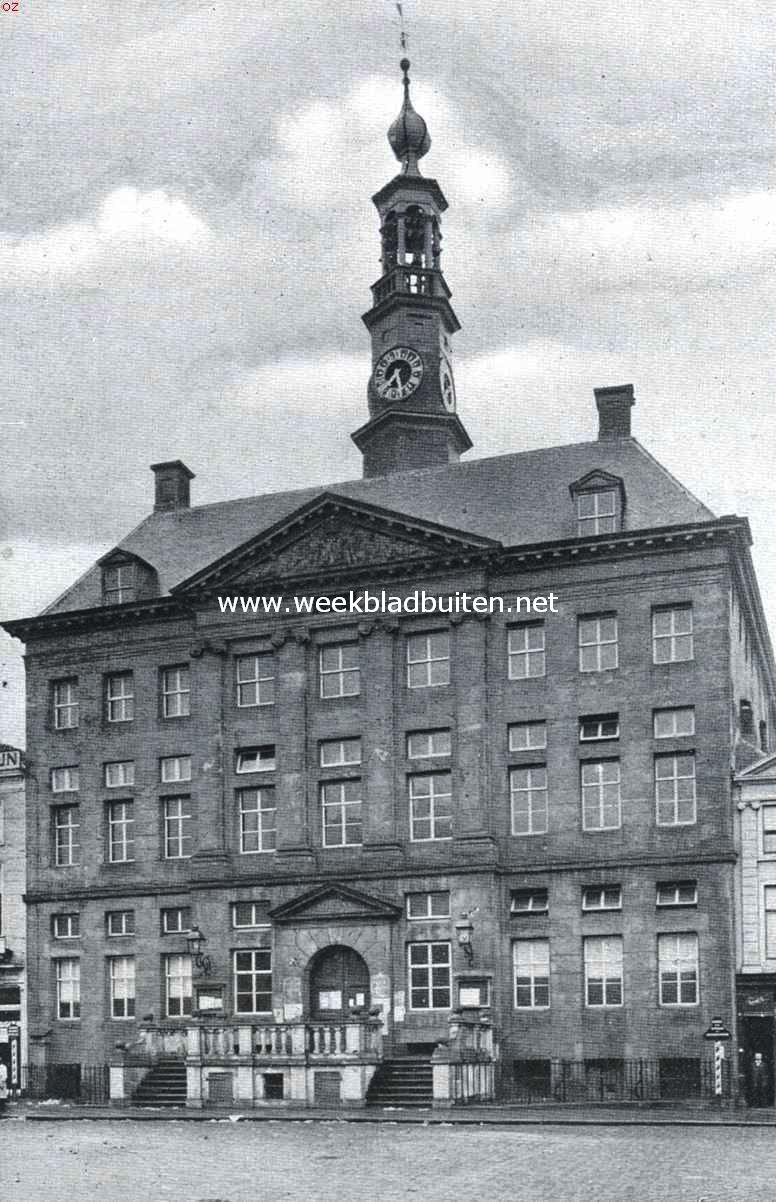 Het stadhuis te 's Hertogenbosch. Deze gevel, ontworpen door Pieter Post, is in 1670 voor het oude Gothische gebouw aangebracht. Het torentje bevat een carillon met klokken van Hemony, onder het fronton ziet men de ruitertjes, die met het slaan der uren in het rond draaien
