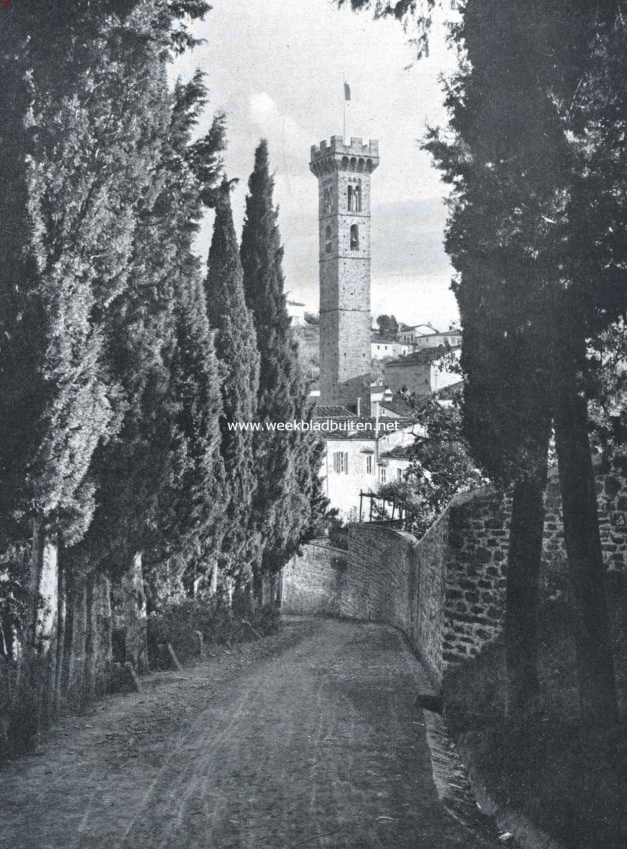 Gezicht op den toren van de kathedraal te Fiesole