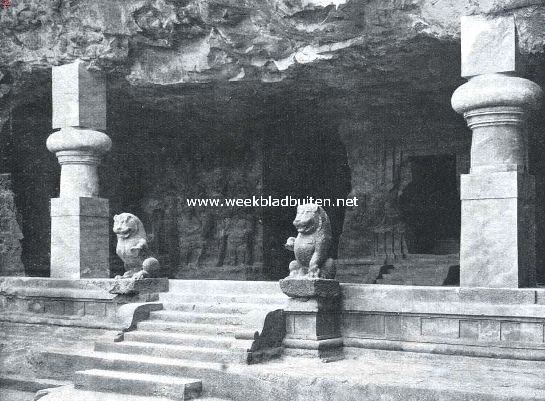 Ingang van een der rotstempels op het eilandje Elephanta bij Bombay
