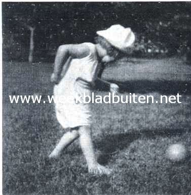 Sportieve neigingen ondanks de felle hitte der tropische zon. Het twee-jarige dochterje van een onzer Indische lezers oefent zich in het voetballen 1