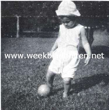 Sportieve neigingen ondanks de felle hitte der tropische zon. Het twee-jarige dochterje van een onzer Indische lezers oefent zich in het voetballen 2