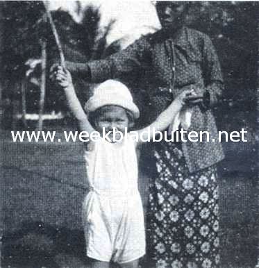 Sportieve neigingen ondanks de felle hitte der tropische zon. Het twee-jarige dochterje van een onzer Indische lezers oefent zich in het voetballen 4