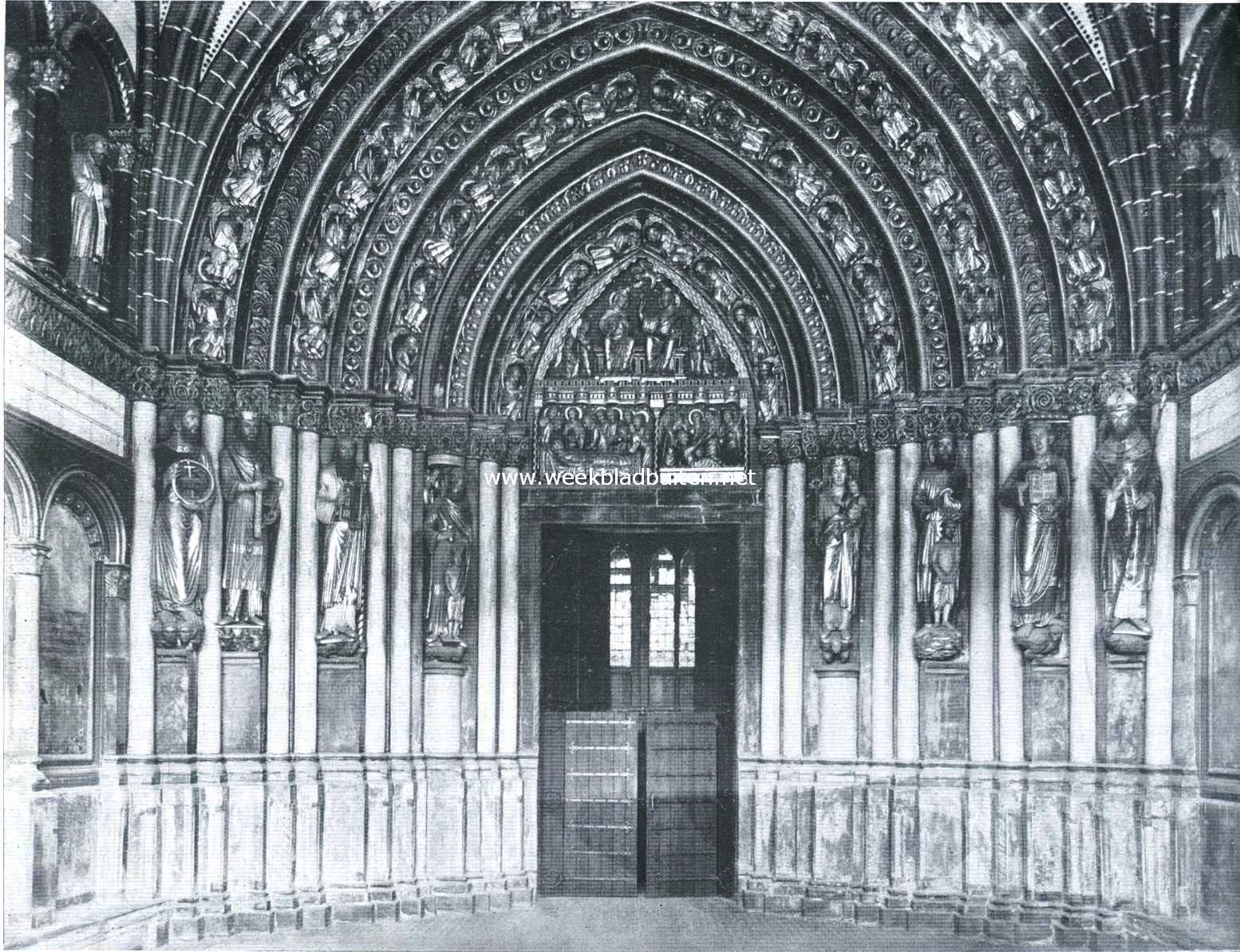 Het zuiderportaal van de St. Servatiuskerk