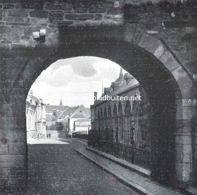 Oude poort achter de St. Servatiuskerk