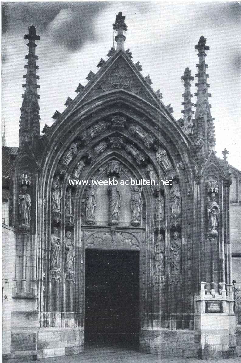 De St. Servatiuskerk. De monumentale ingang aan het Keizer Karel Plein
