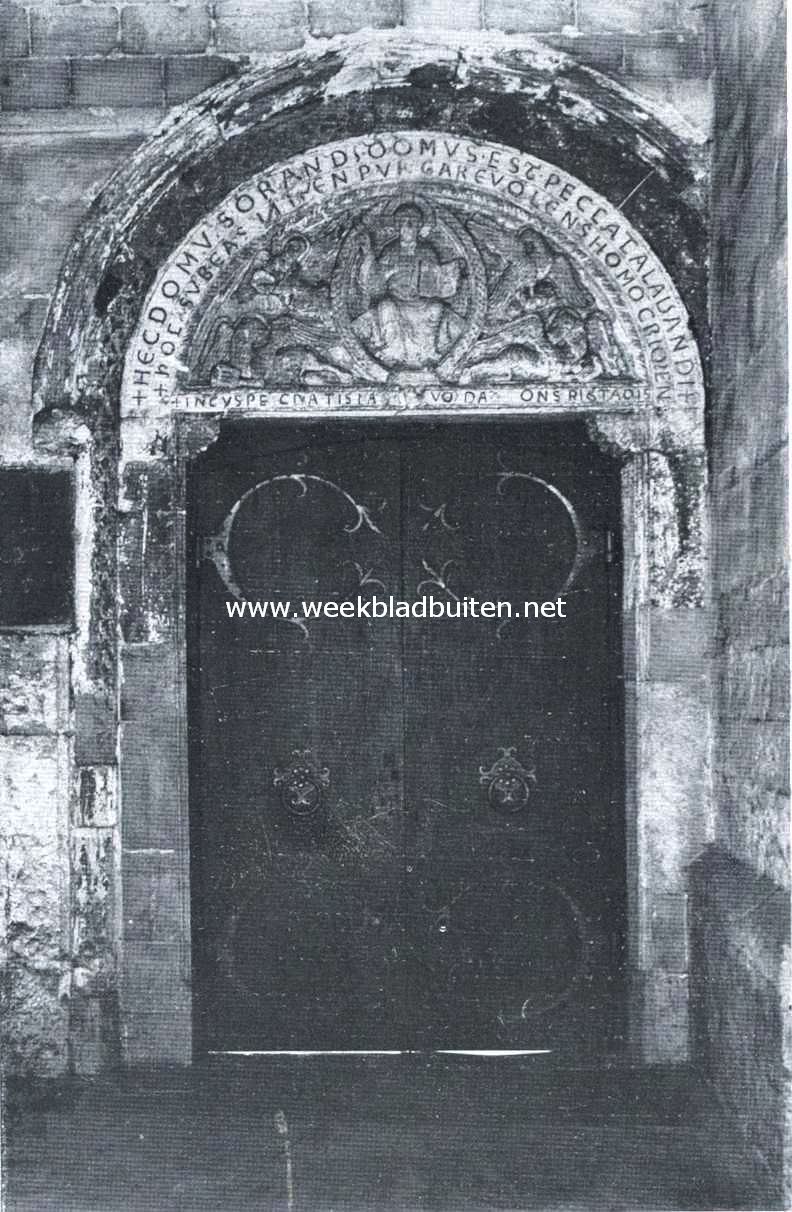 De St. Servatiuskerk. Toegang tot de schatkamer. Boven de deur een voorstelling van Petrus