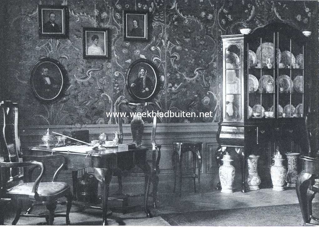 Het voormalige Friesma-State. Hoekje van de kamer in het Princessehof met de portretten der laatste bewoners van Friesma-State. In het midden het portret der schenkster