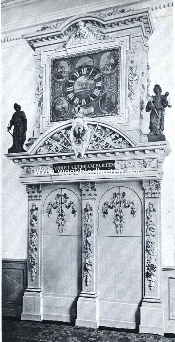 Het stadhuis van Deventer. Kast en klok in de raadzaal