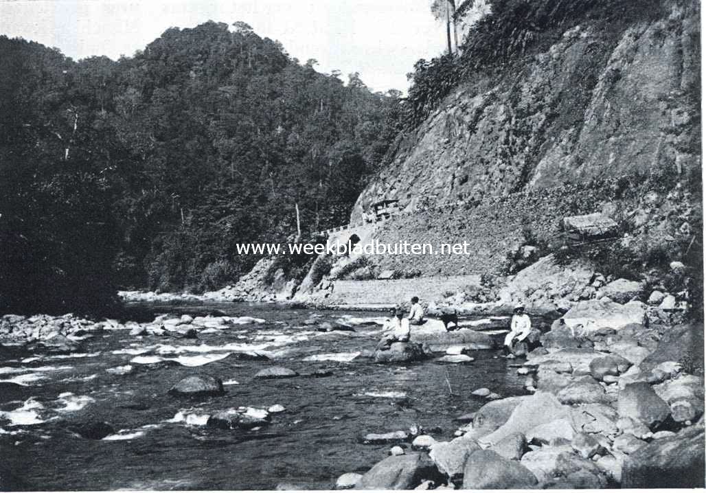 Een indrukwekkende wegaanleg op Sumatra. De Korintjiweg, langs de Tapanrivier