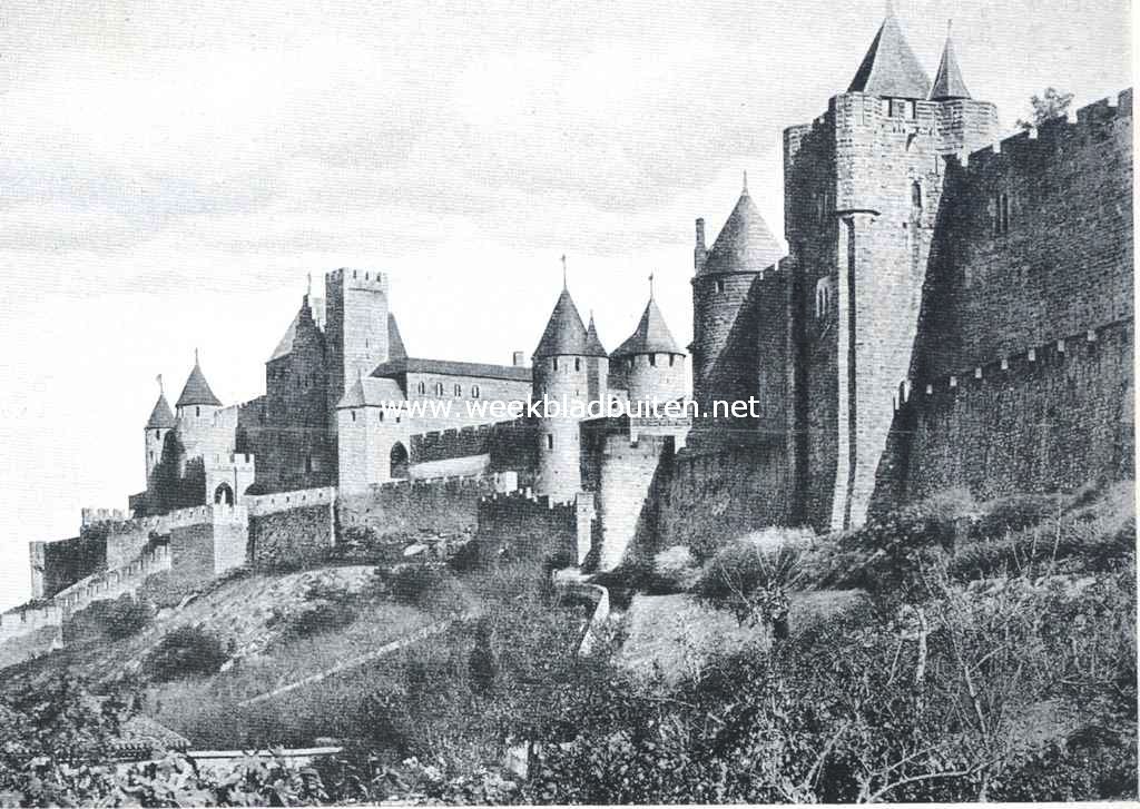La cit de Carcassonne. Tour de l' Evque. Op den achtergrond het kasteel