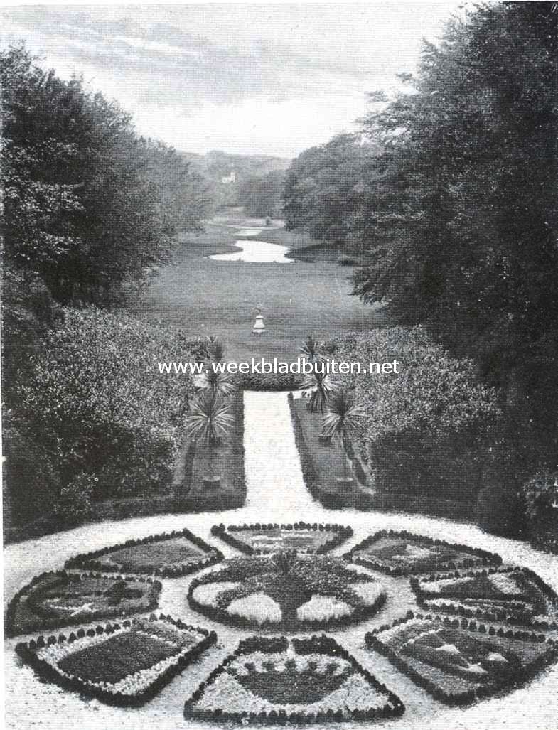 Duinrel. Doorkijk in het park achter het huis